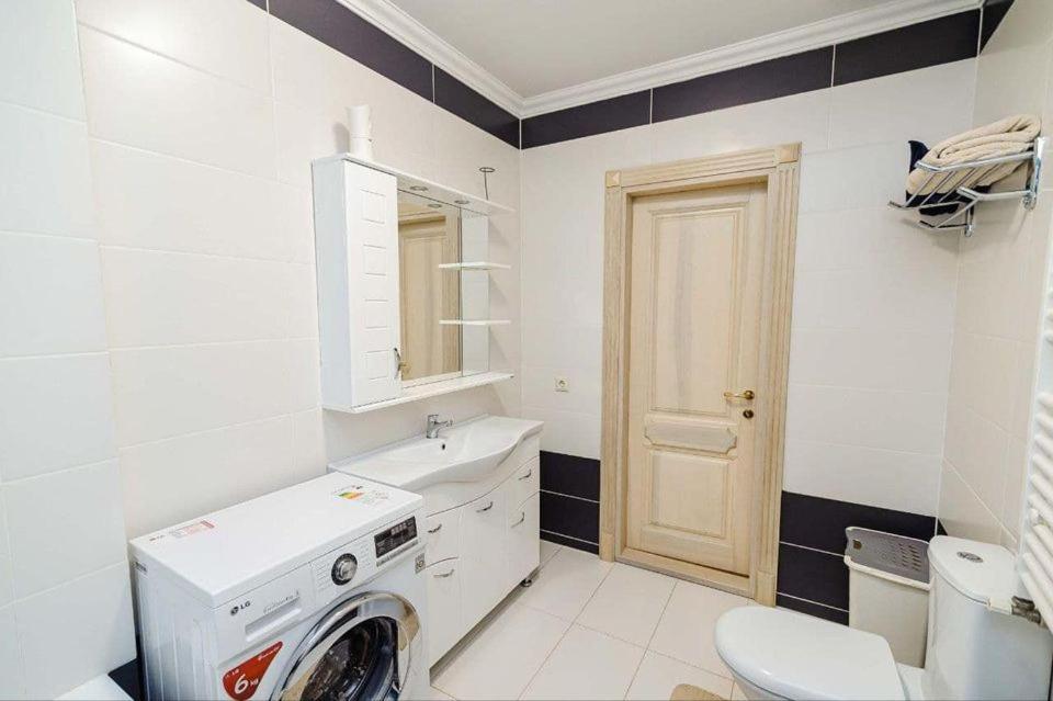 Cathedral Park And Pedestrian Zone Ultracentral Cozy Apartment In Chisinau Bagian luar foto